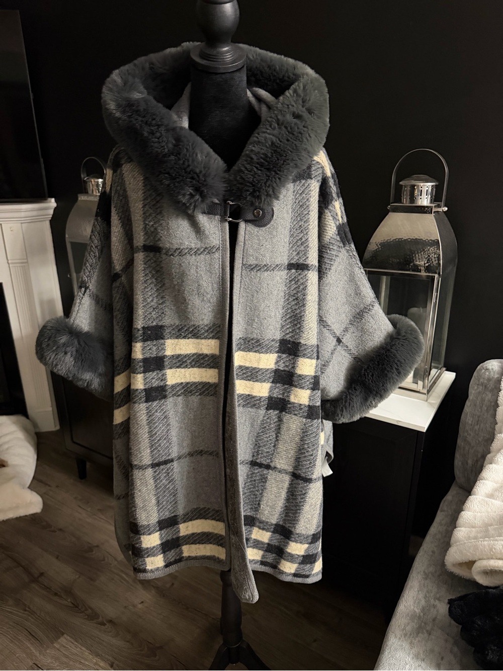 ON BLUE Plaid Poncho Cape S/M Gray Faux Fur Collar Cozy Winter Wrap - Picture 2 of 7